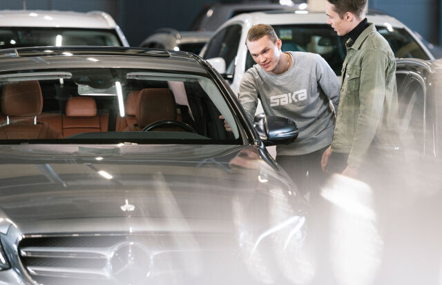 Polttoaineiden hinnat ovat ennätystasolla, joten kannattaako auto vaihtaa sähköllä kulkevaan?