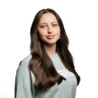 Melany Pintsel, Automyynnin assistentti, Saka